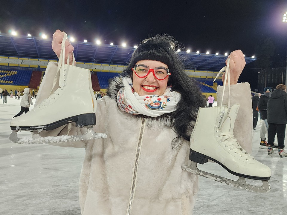 Жителей в ярких новогодних образах пригласили принять участие в карнавальном заезде на льду