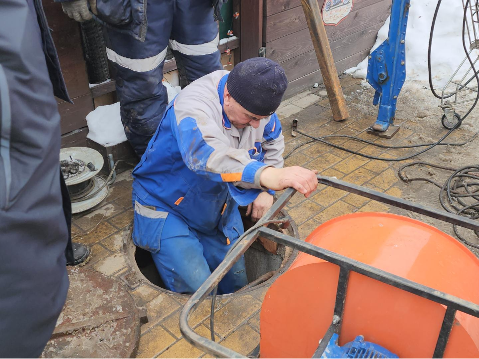 Коммунальные службы Красногорска оперативно восстанавливают поврежденную теплосеть