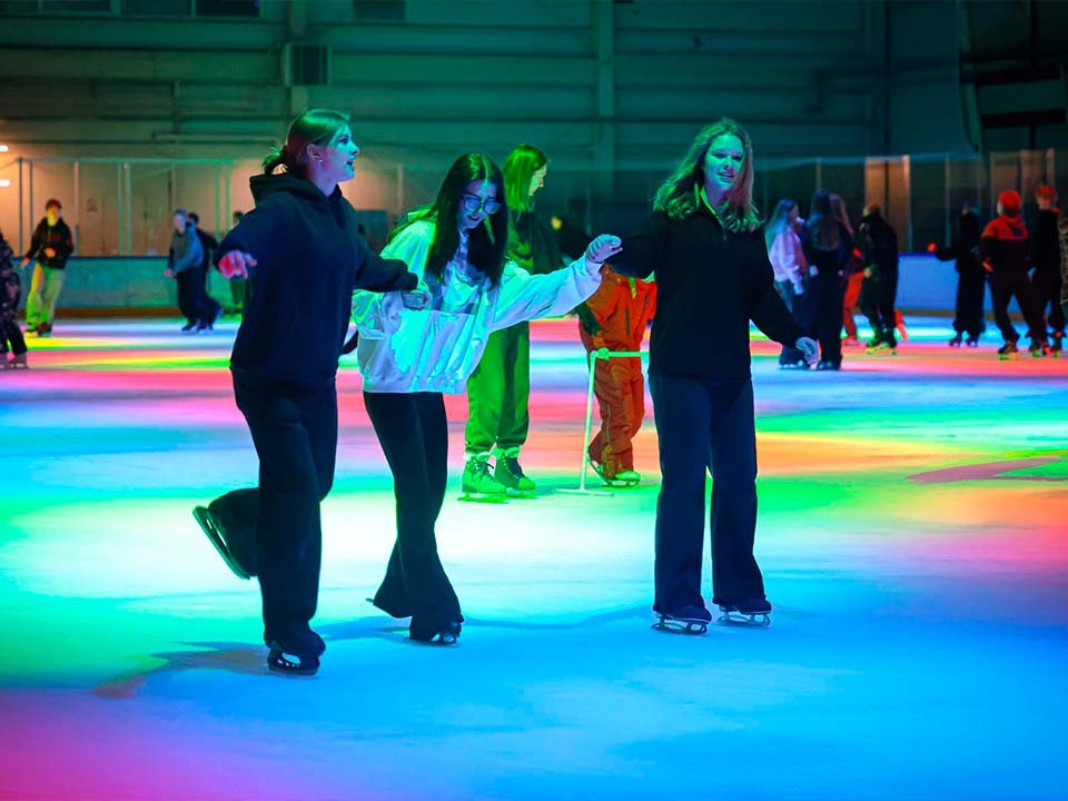 В Клину более тысячи жителей посетили массовое катание на льду в праздники