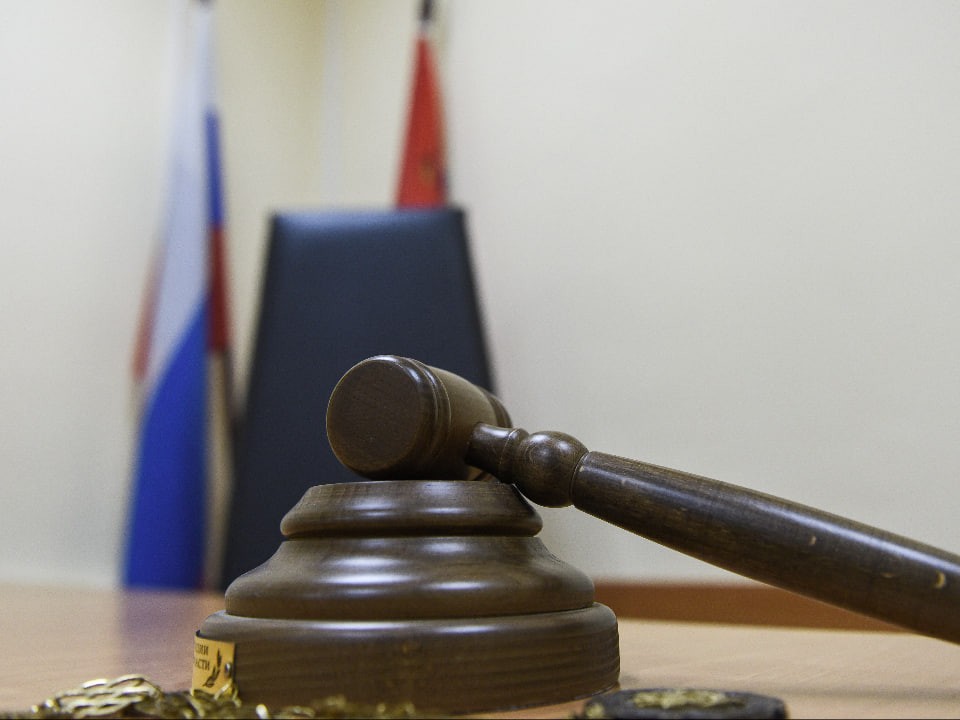 За что шестерым украинцам предъявлены сразу две тяжкие статьи: дело о событиях 2022 года дошло до суда