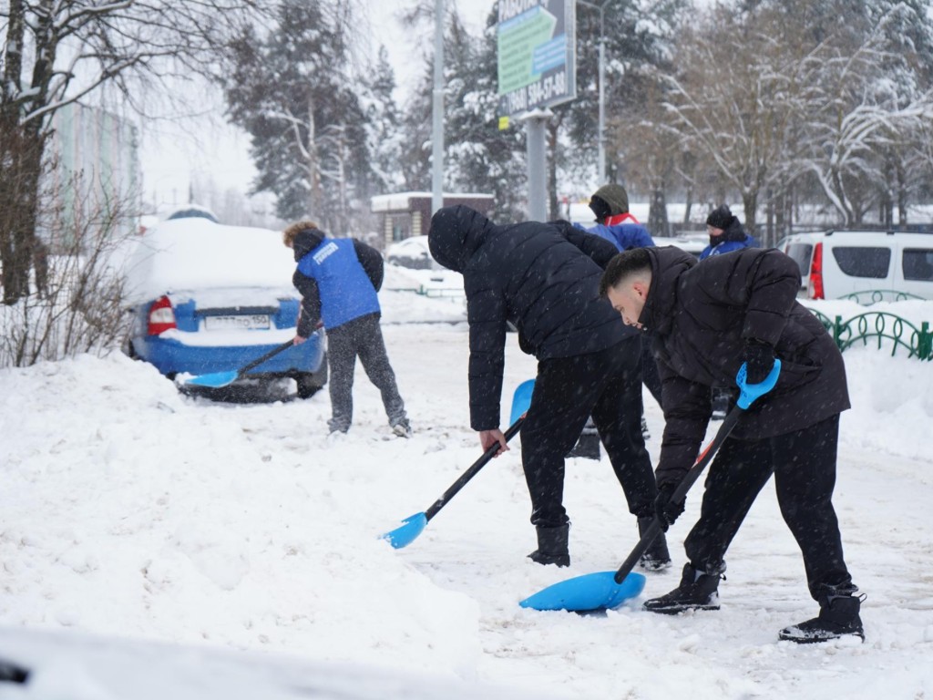 Волонтеры Шатуры вышли на уборку снега вместе с коммунальщиками