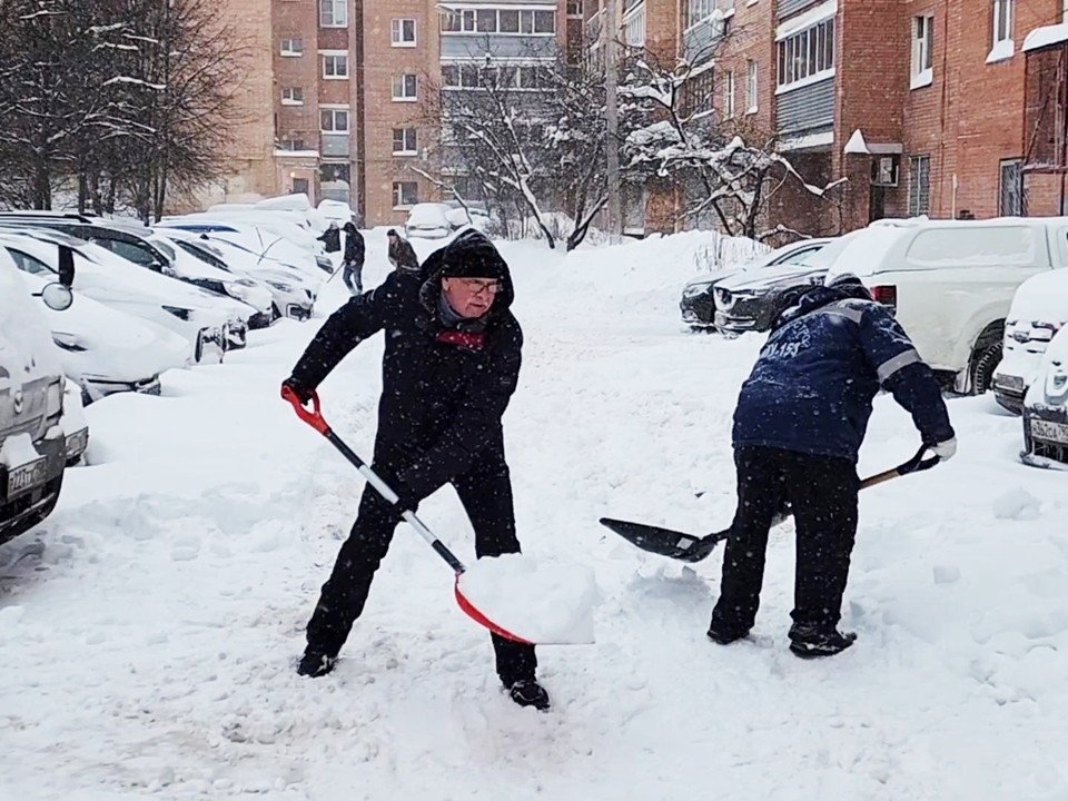 В Чехове местные жители объединились с коммунальщиками в борьбе со снежной стихией