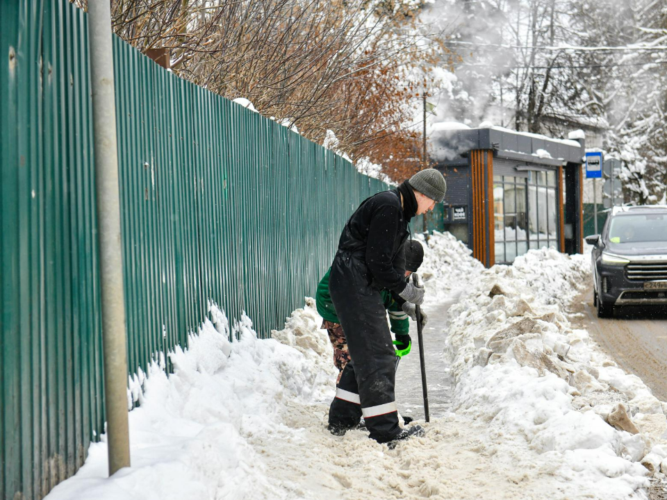 Коммунальщики очистят от снега и наледи тротуары на Горной и Первомайской улицах в Сходне