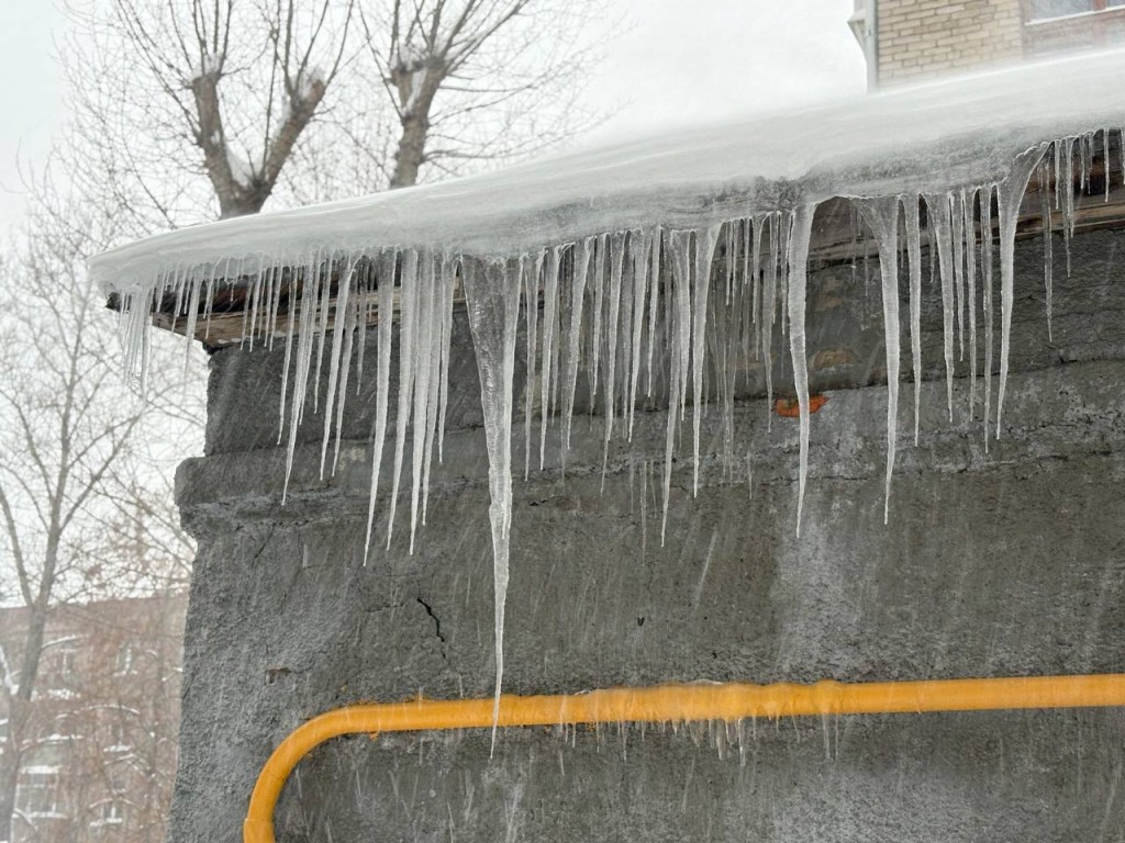 Опасность с высоты крыш: в центре Москвы ледяная глыба пробила машину