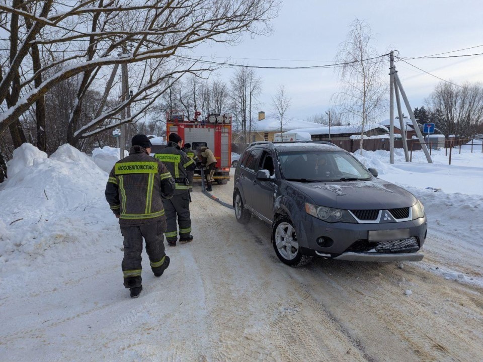 Снежный капкан для авто: как работники «Мособлпожспаса» выручили водителя под Коломной