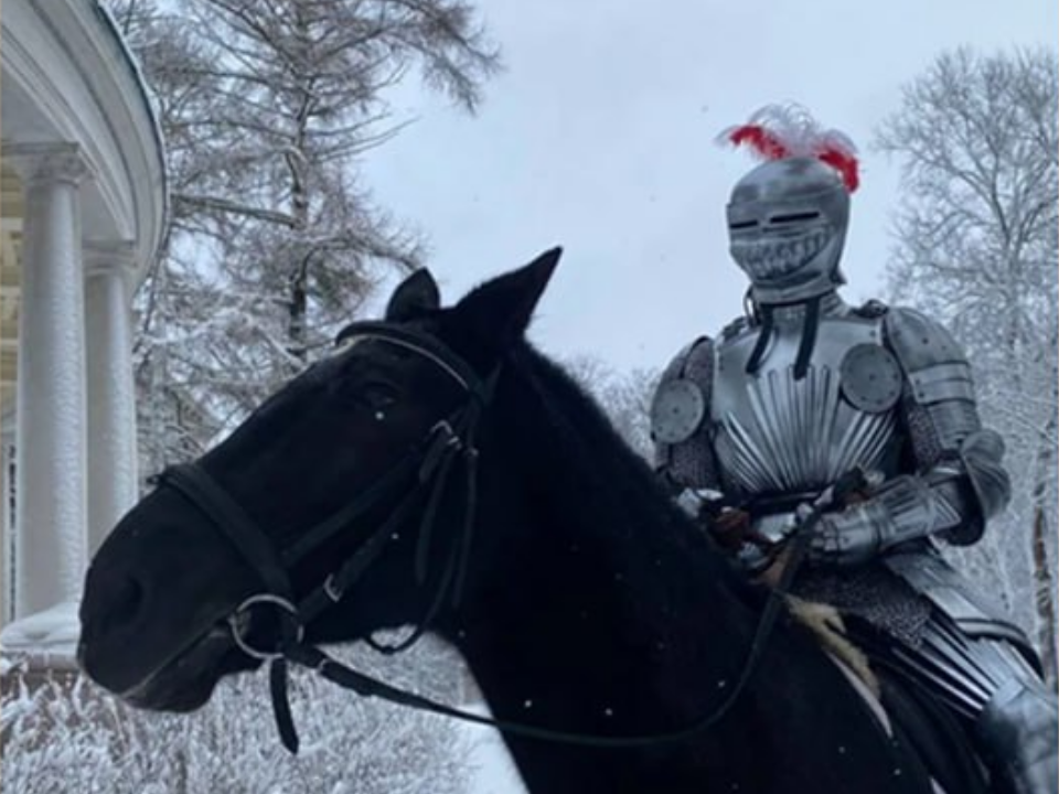 Средневековая сказка XXI века: рыцарь на коне нашел принцессу в музее-заповеднике «Архангельское» и сделал ей предложение