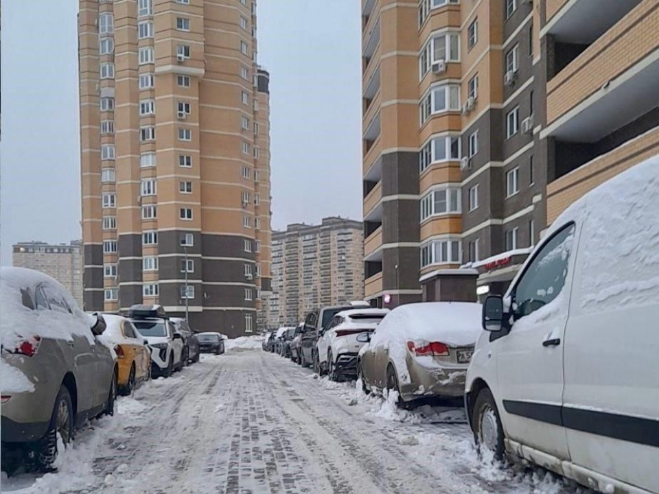 Снег не отпускает: сколько техники вывели на дороги Долгопрудного 15 января