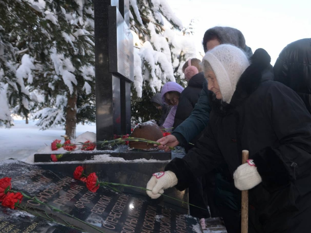 «Мы склоняем головы»: в Устье и Волченках почтили память павших освободителей