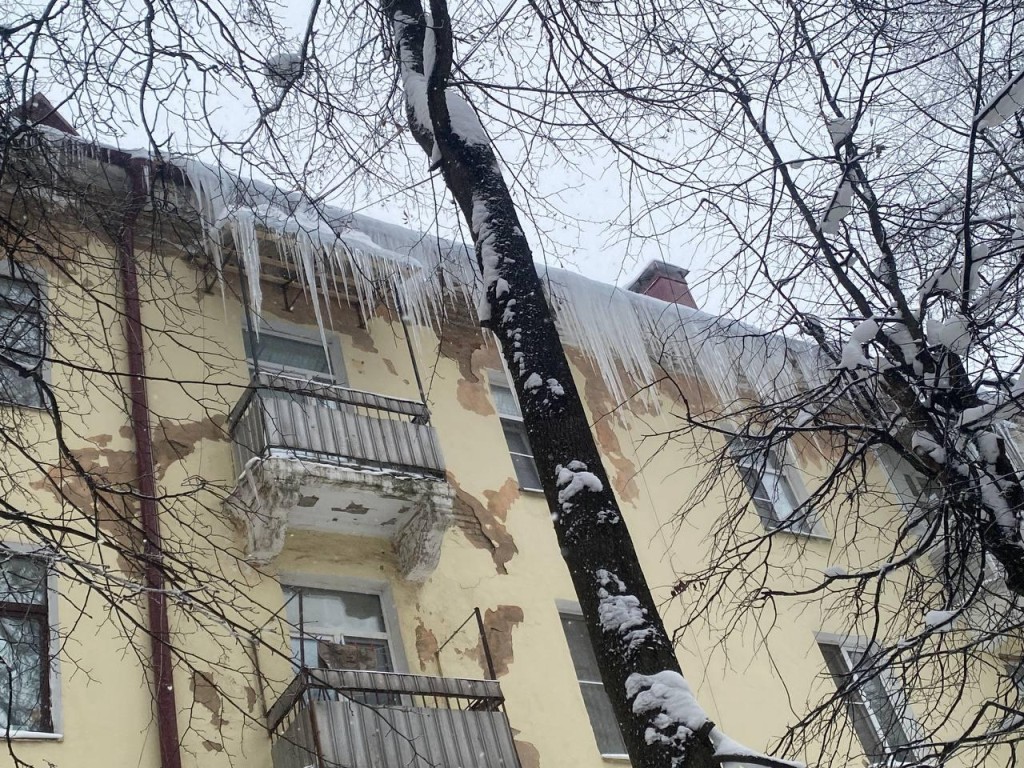 В Наро-Фоминске альпинисты чистят крыши от снега и сосулек