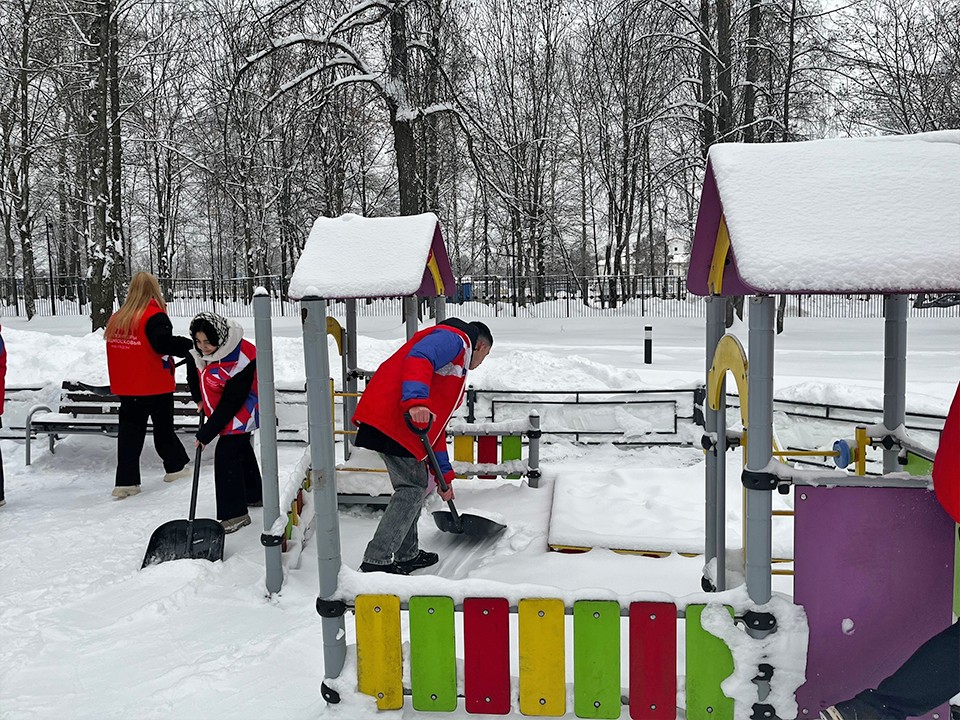 Лопаты вместо селфи: волонтеры и школьники атаковали сугробы в парке Островского