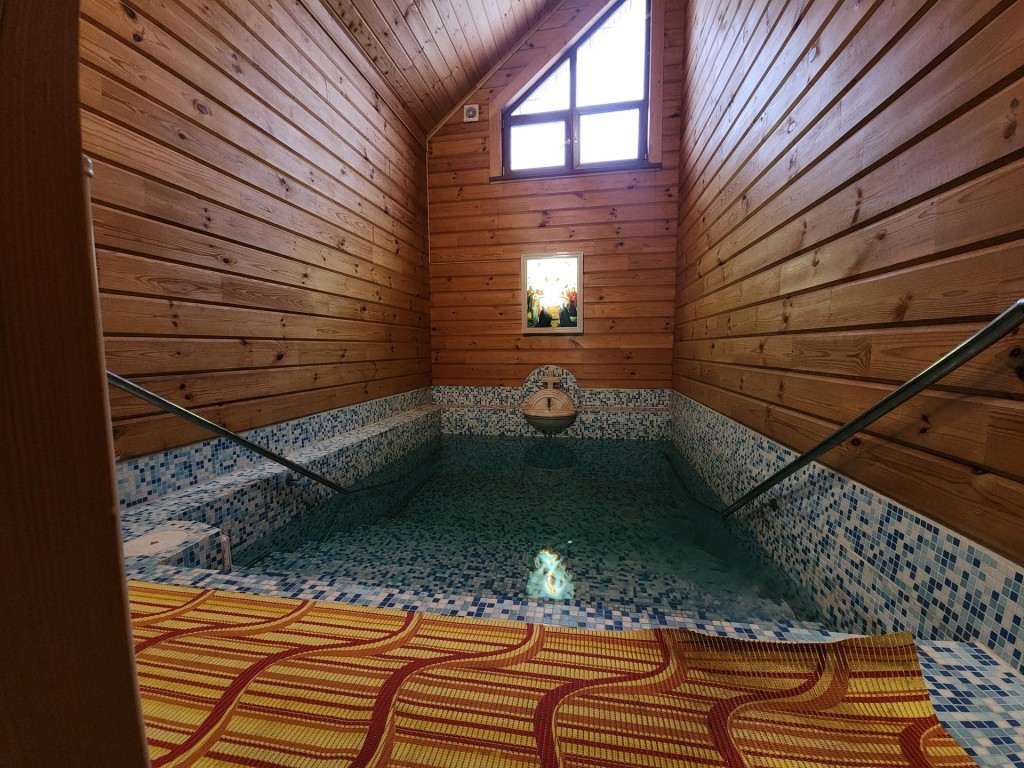 В Рыжеве подготовили теплую купель к Крещению