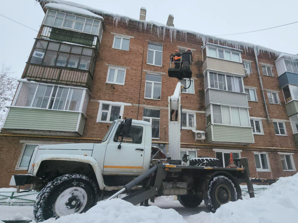 Коммунальщики Зарайска ежедневно очищают крыши домов от опасных сосулек