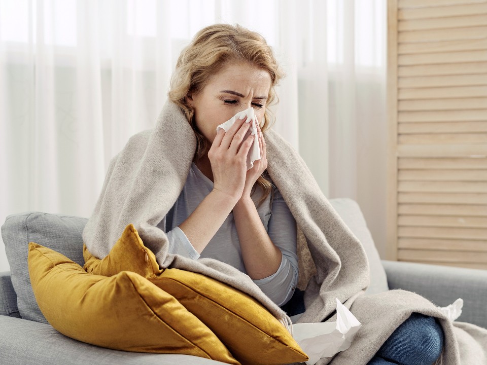Пройдет само или нет: как отличить безобидную ОРВИ от опасных осложнений зимой