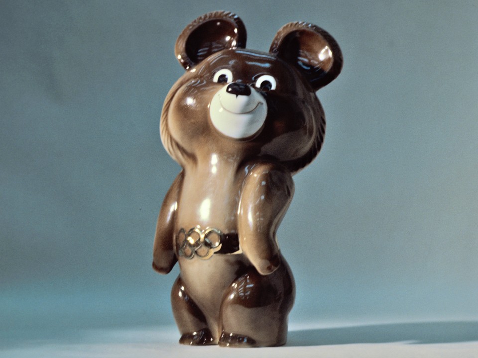 Олимпийский мишка, сделанный загорскими мастерами, стал талисманом сборной страны