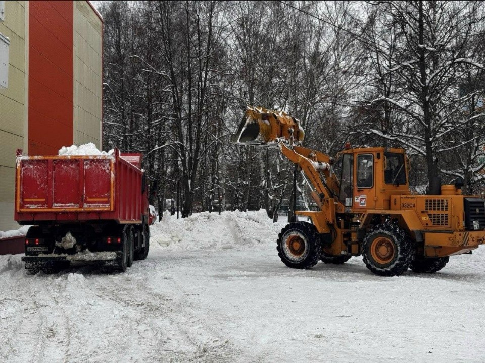 Работа начинается затемно: дворы и парки Долгопрудного очищают от снега сотни дворников и тракторов