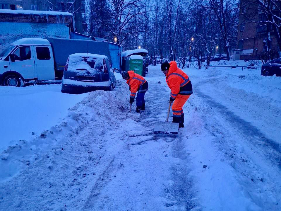 Более 300 рабочих и десятки машин: как в Долгопрудном борются с последствиями снегопада