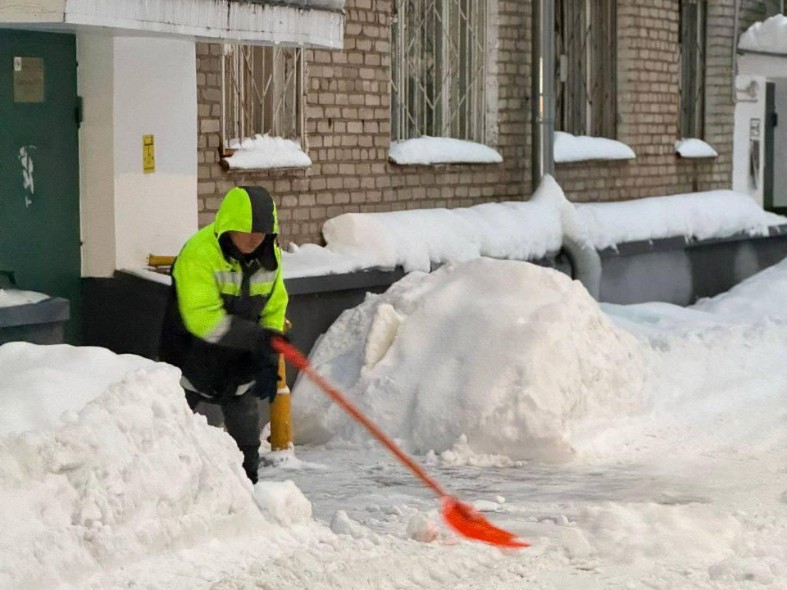 Дворники vs сугробы: как в Подмосковье обеспечивается доступ к подъездам и контейнерным площадкам