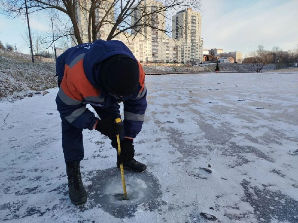 Осторожность не помешает: спасатели Чехова измерили толщину льда на водоемах