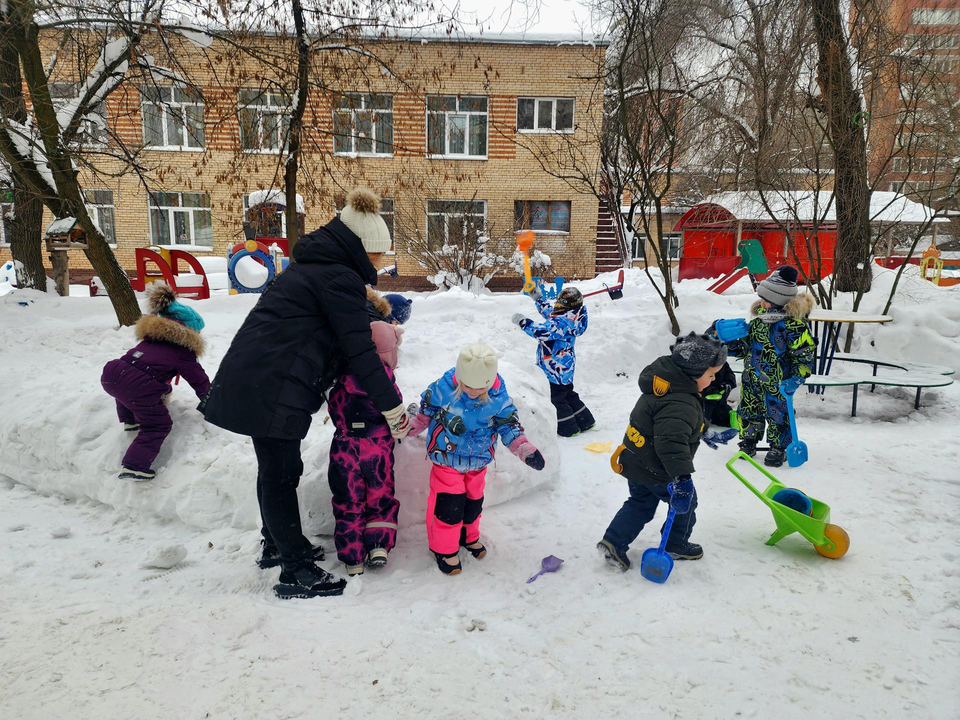 Снежный крокодил Гена из Реутова борется за победу в городском конкурсе