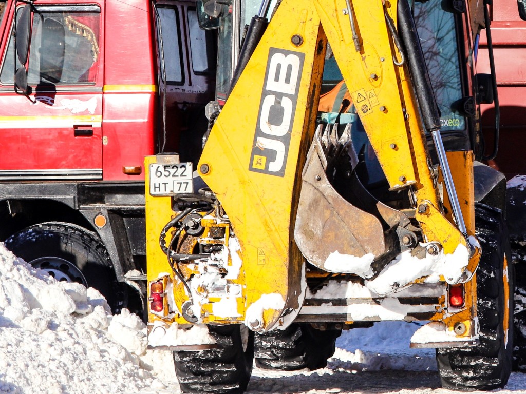 Автоспасатели в Кашире вытаскивают застрявшие в снегу фуры