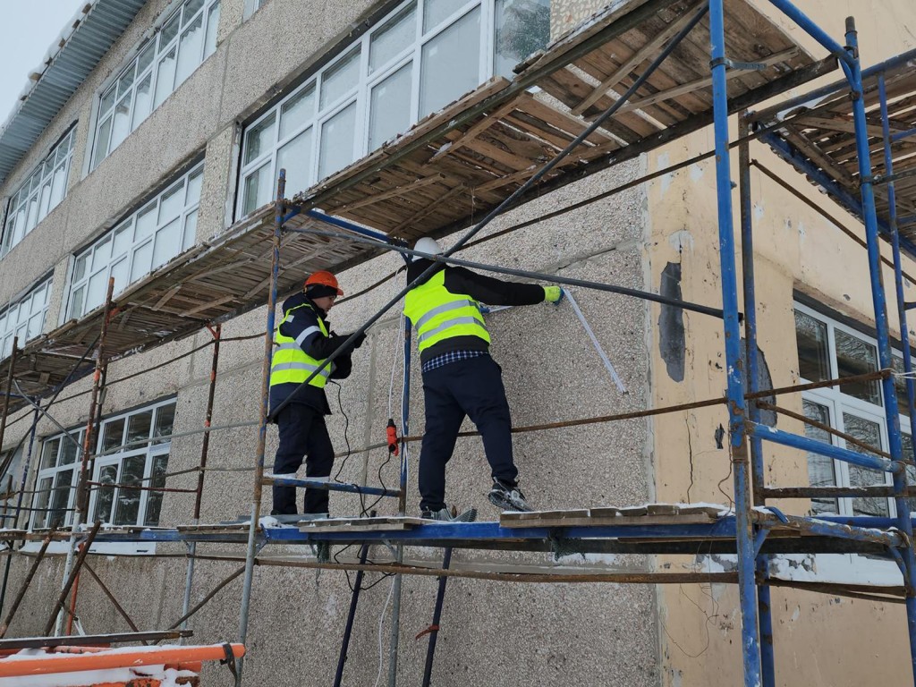 Серый фасад с яркими акцентами: каким станет здание малинской школы к осени