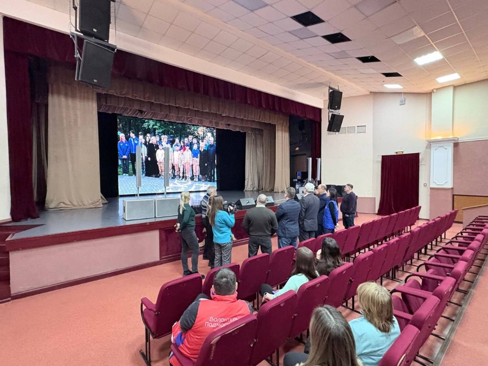 В молодежном центре Краснознаменска установили новый проекционный экран