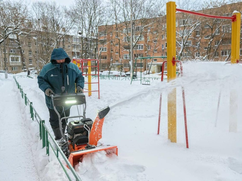 Организована работа сотен дворников: домовые территории Подольска освобождают из снежного плена