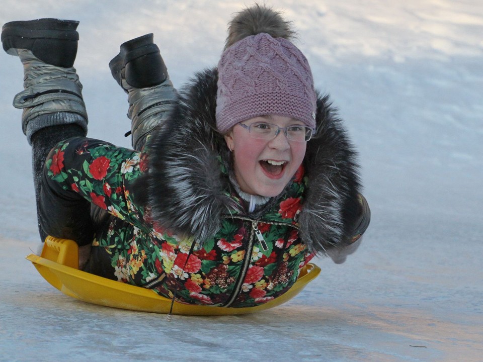 Соседи с улицы Кузьмина оборудовали зимнюю горку для детворы