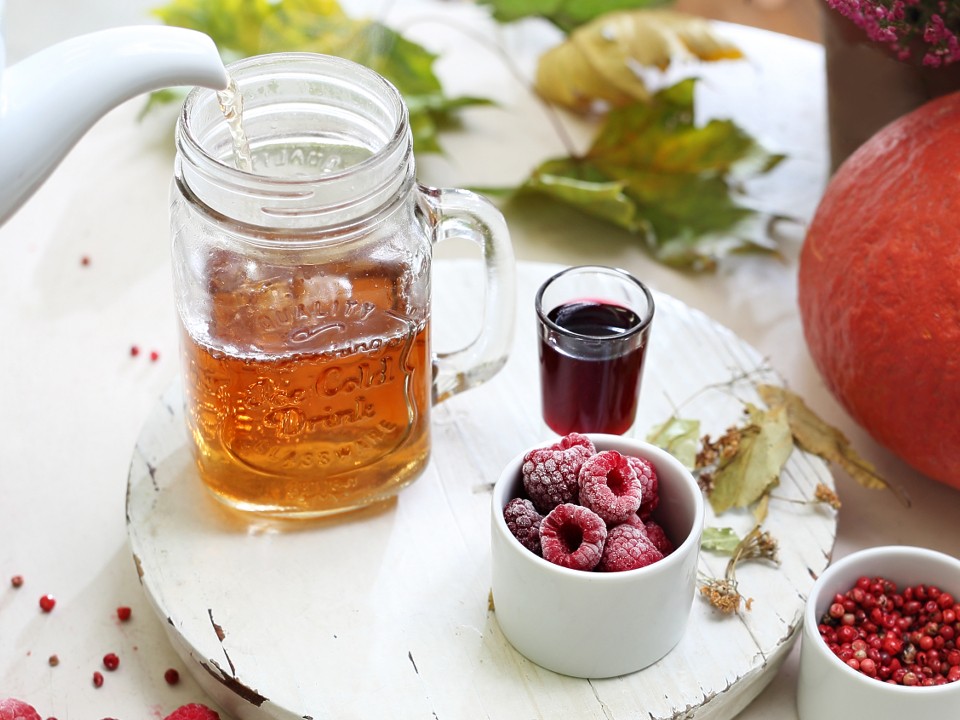 Ягоды и специи — имба, молоко — ред флаг: что пить в День горячего чая и чего не стоит добавлять в кружку