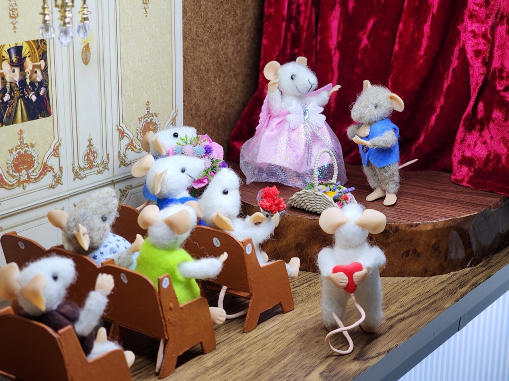 «Мышград»: город со школами и магазинами для мышей открыли в Хотькове