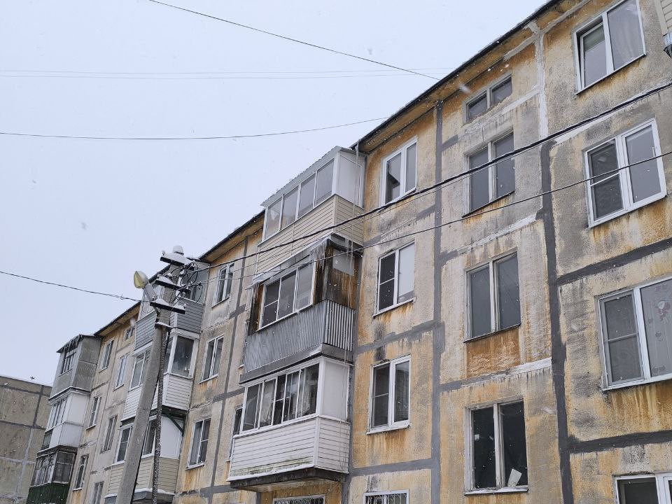 Кровлю дома в Мамонтовке избавили от сосулек и почистили от снега