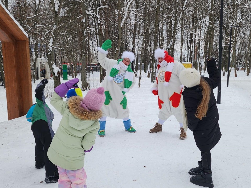 Снеговики устроили зимние забавы в Свердловском парке Лосино-Петровского