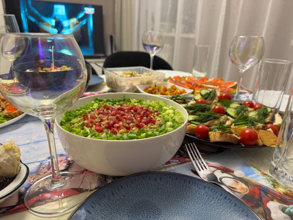 Ошибка после застолья: почему прокисший «Оливье» нельзя отправлять в унитаз