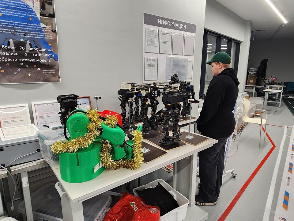 Физика, робофутбол и поступление без экзаменов: Физтех-лицей зовет школьников на «Робофест»