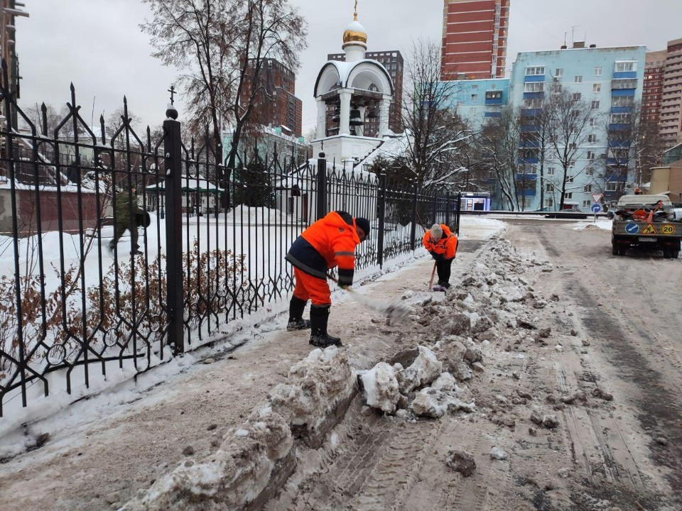 К Рождеству в Люберцах: коммунальщики чистят дороги и обеспечивают безопасные подходы к храмам