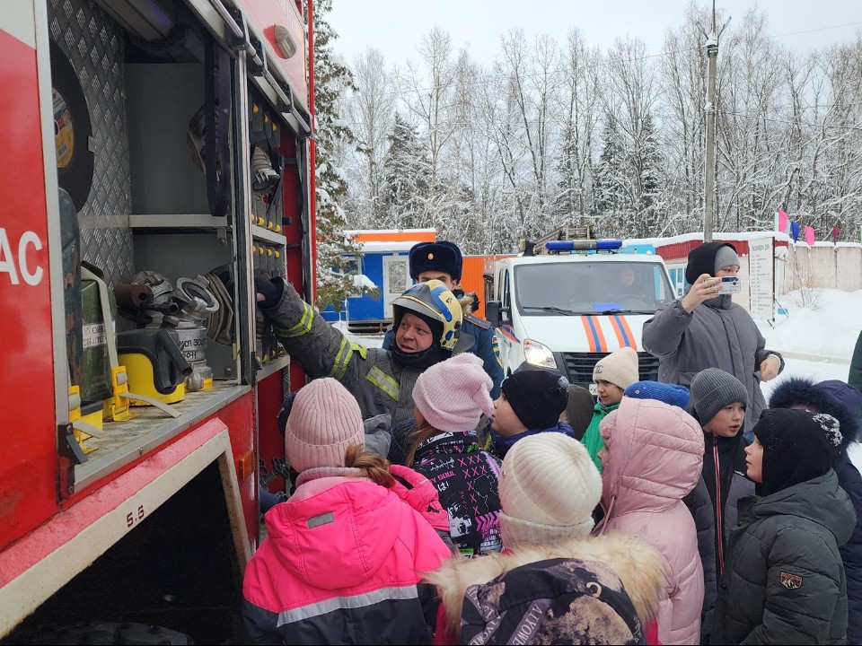 Праздник для ребят устроили пожарные в лагере «Имени 28 Героев Панфиловцев»