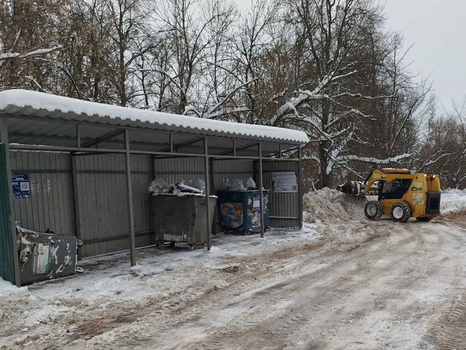 В Серпухове расчищают подъезды к контейнерным площадкам после сильных снегопадов