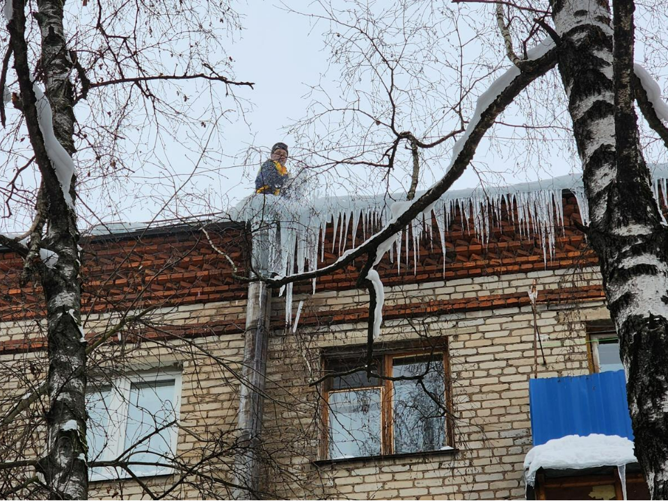 Спецбригады очищают крыши домов от наледи и снега на улицах Московская и Пролетарская