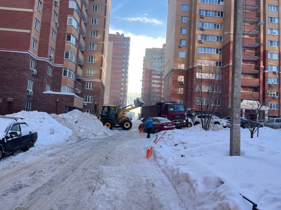 Очистка кровель и дворов: как в Домодедове устраняют последствия снегопада