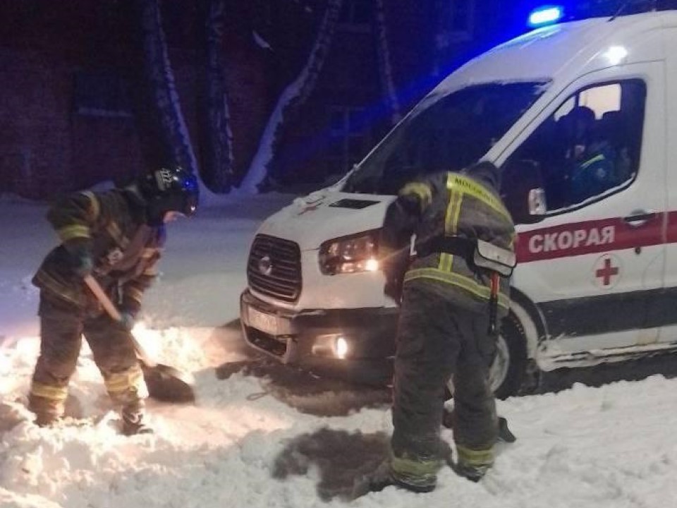 «Скорая» в ловушке: как спасатели выручили медиков из заснеженной ямы в Дедовске