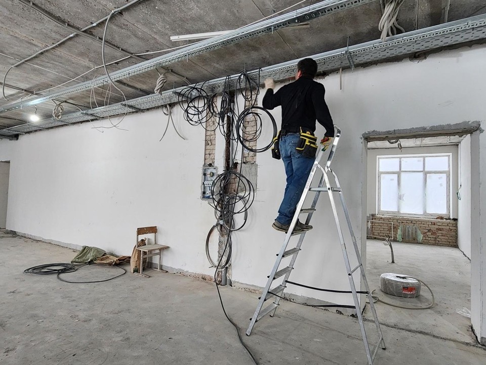 В протвинском лицее завершили прокладку систем отопления, а стены подготовили под чистовую отделку