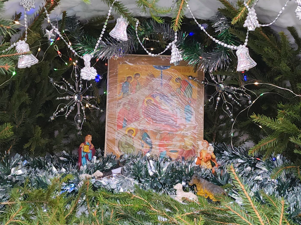 В  Красногорске у церкви Успения Пресвятой Богородицы появился праздничный вертеп