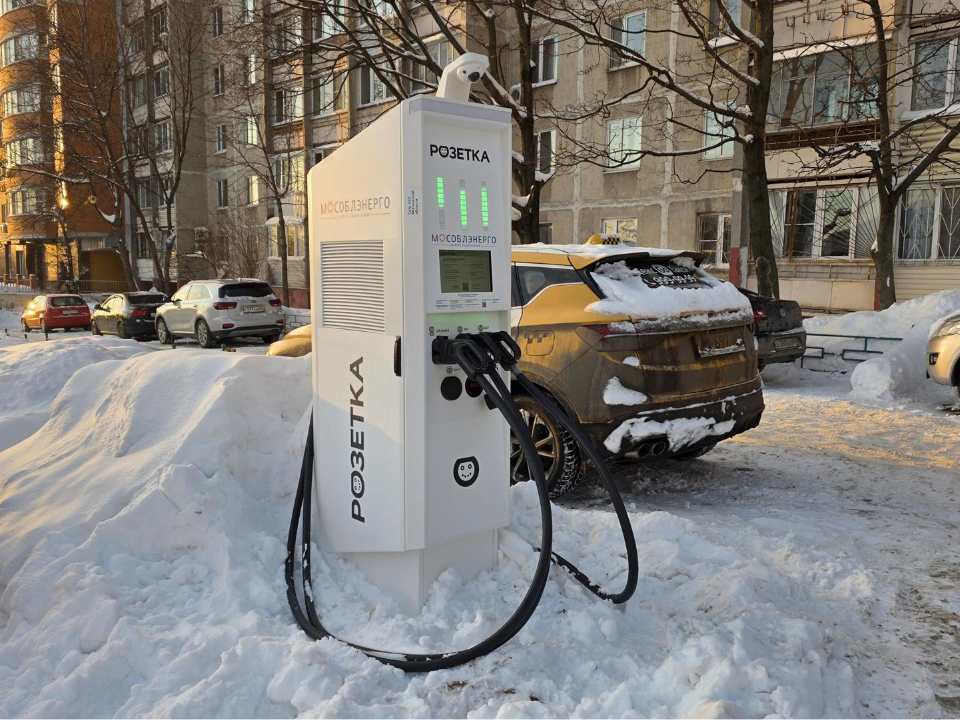 Новая мощная зарядка для электромобилей заработала на Поклонной улице в Дзержинском