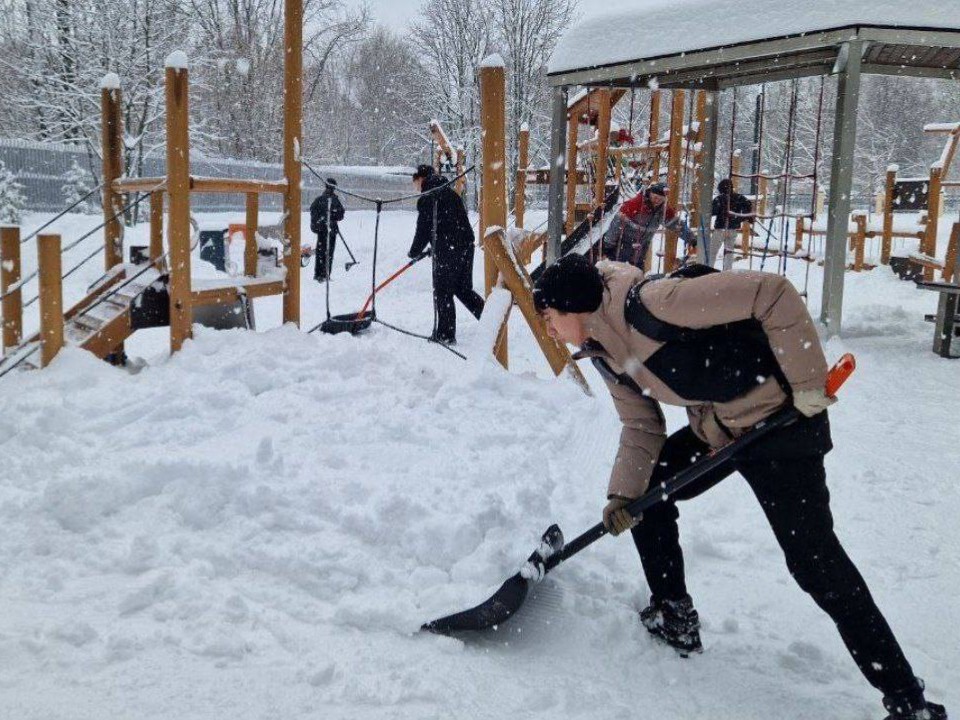 Снежный десант высадился в парке Мира