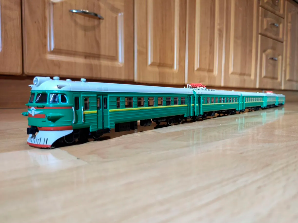 Коллекционные модели легендарной электрички ЭР2 продают в Королеве