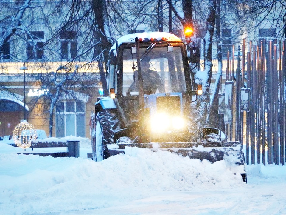 Уборка Серпухова идет в усиленном режиме: к коммунальщикам присоединились сотрудники администрации и депутаты