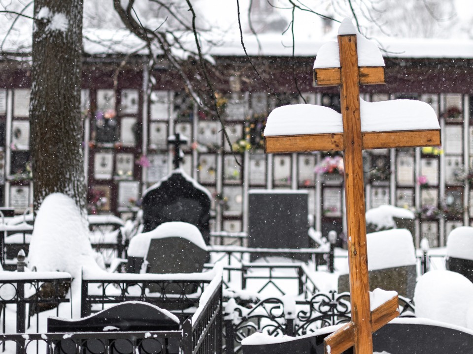 Защищать обувь и не смеяться: что можно и нельзя делать зимой на кладбище