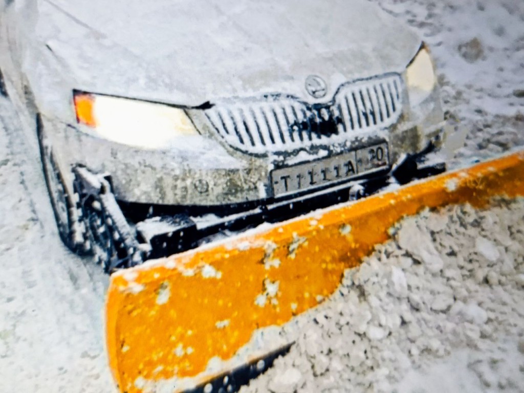 Житель Одинцова переделал легковушку в снегоуборочную машину