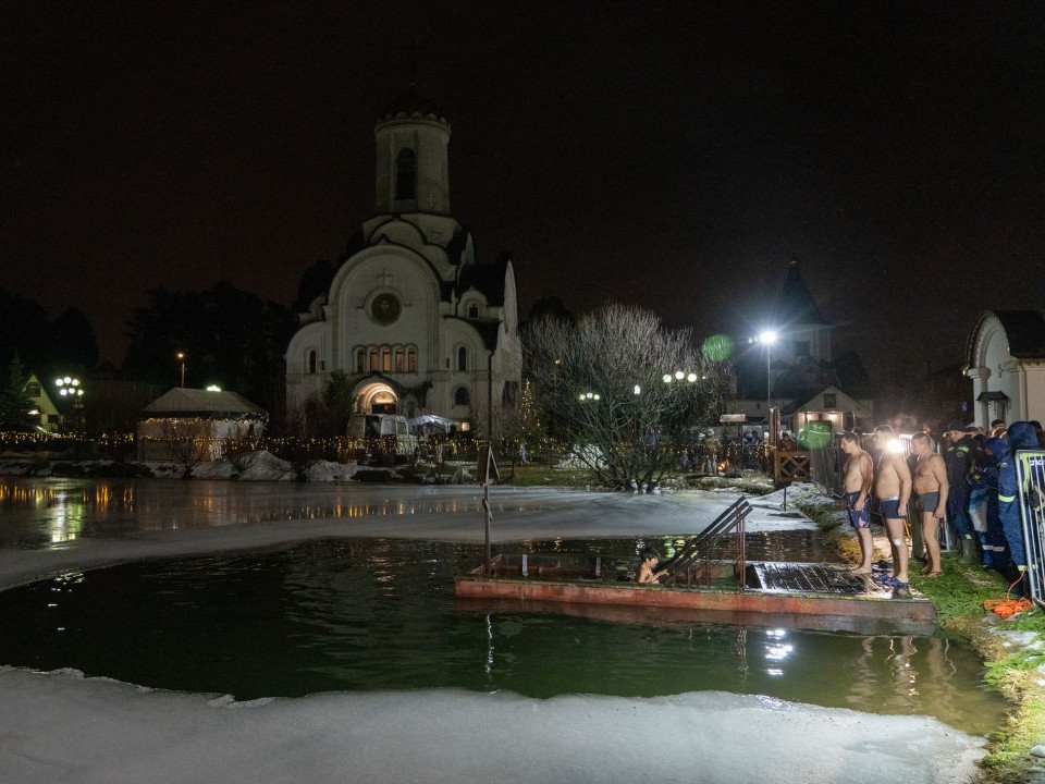 Не там окунешься — не вылезешь: как отличить безопасную купель от смертельной ловушки в крещенскую ночь