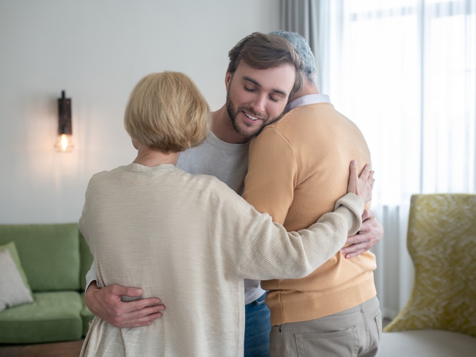 Жизнь под крылом родителей: почему россиянкам не нужны «маменькины сыночки»